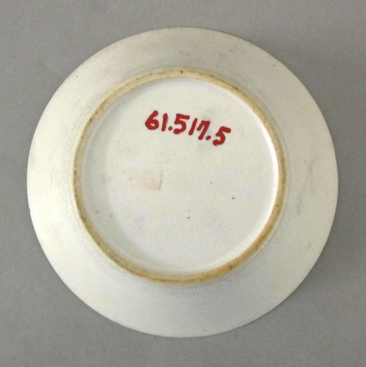1961.0517.005 Porcelain saucer underside