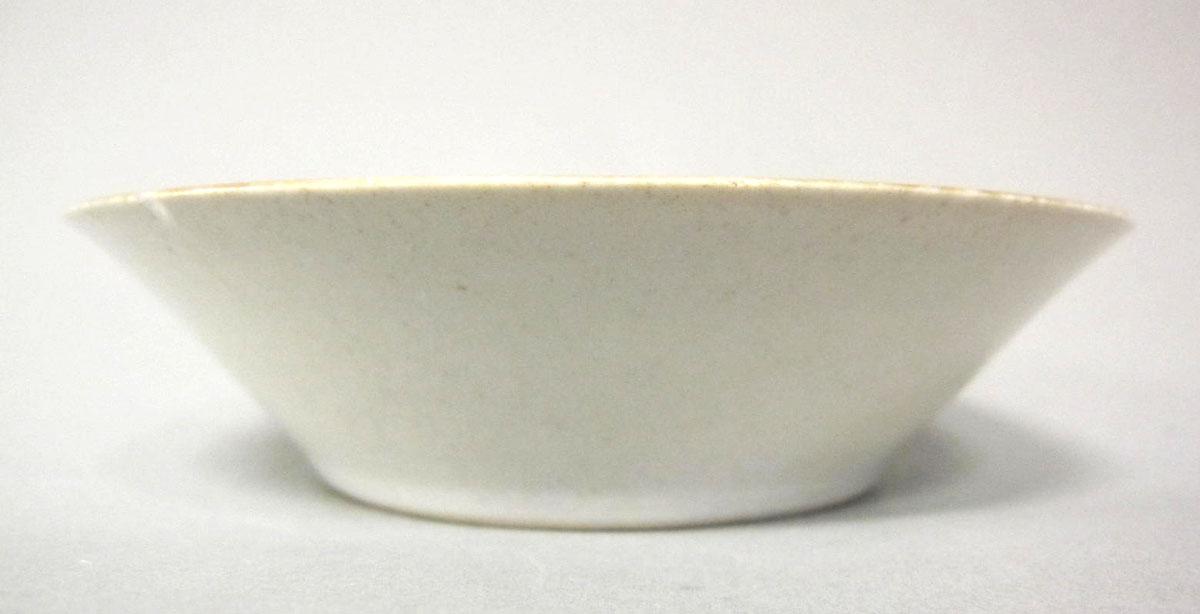 1961.0517.006 Porcelain saucer side