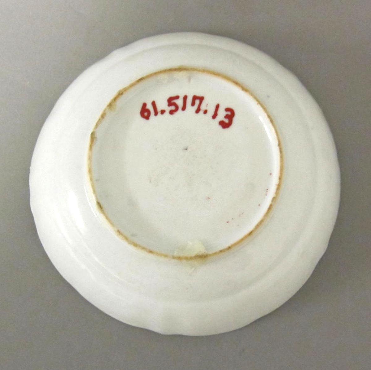 1961.0517.013 Porcelain saucer underside