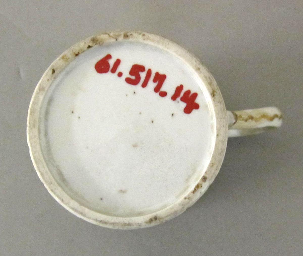 1961.0517.014 Porcelain coffee cup underside