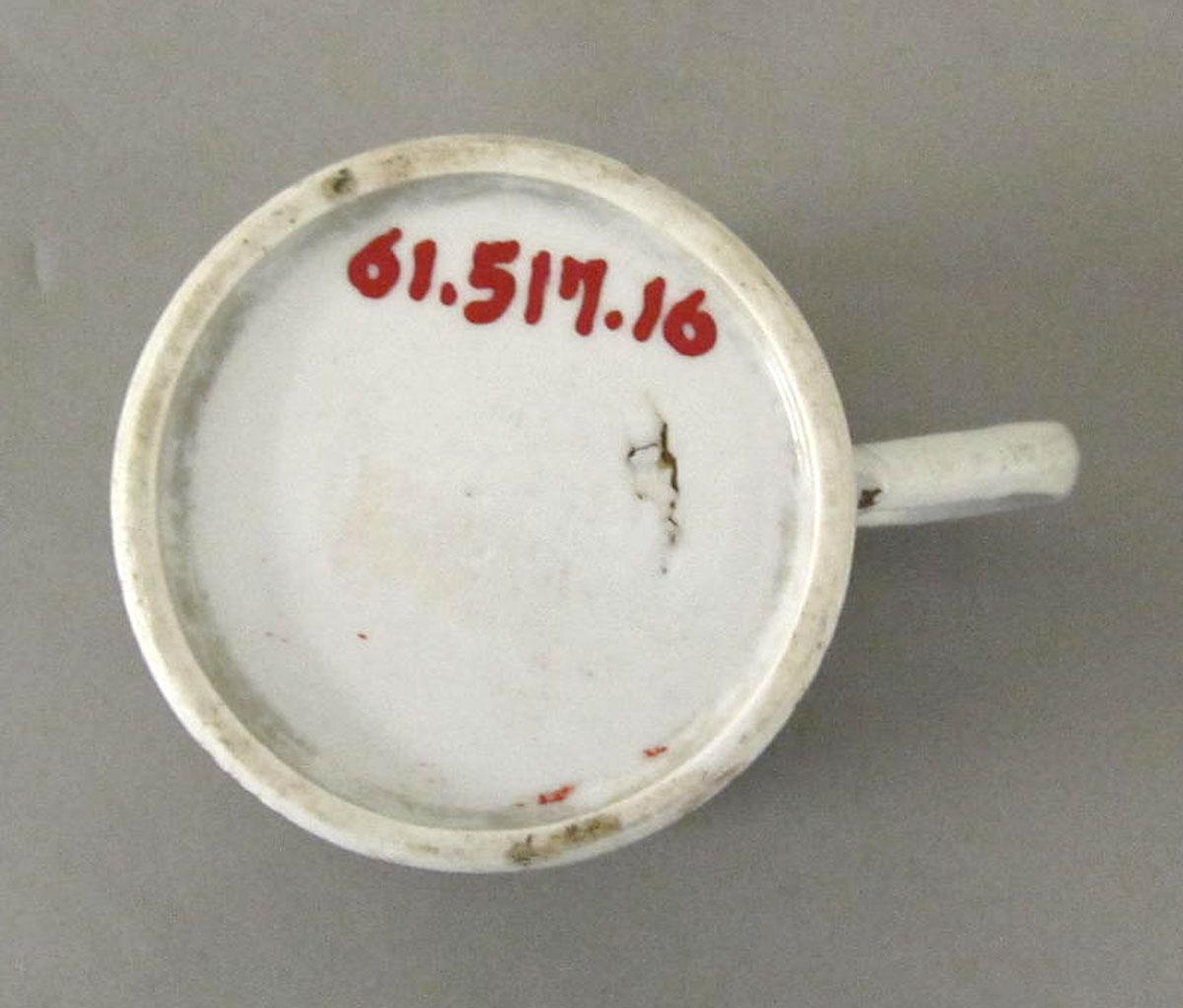 1961.0517.016 Porcelain coffee cup underside