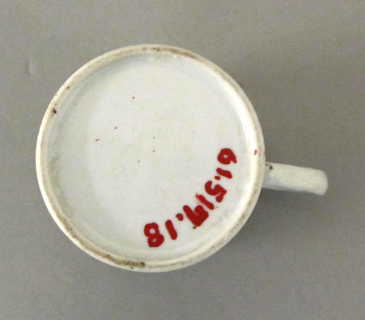 1961.0517.018 Porcelain coffee cup underside