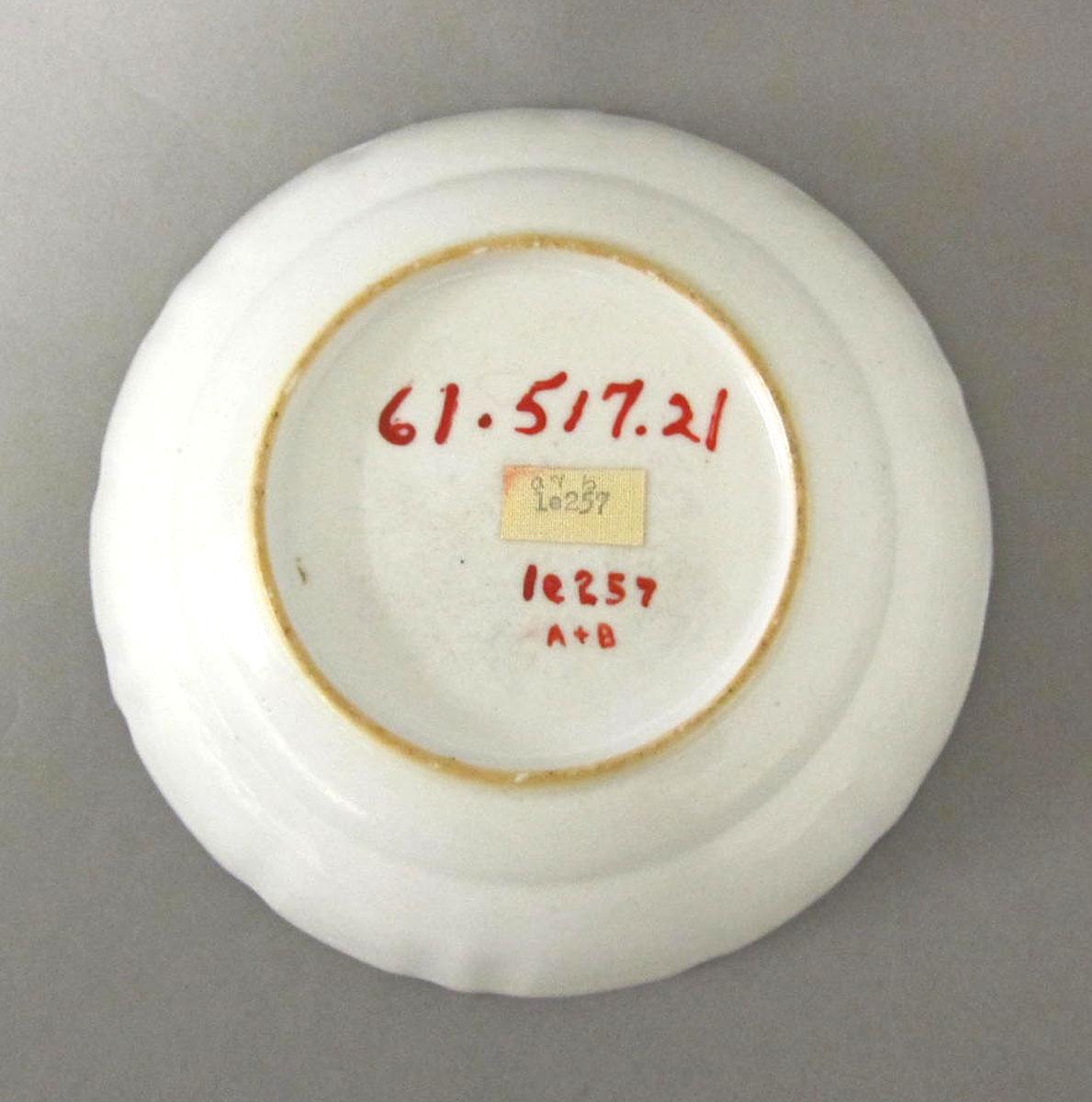 1961.0517.021 Porcelain saucer underside