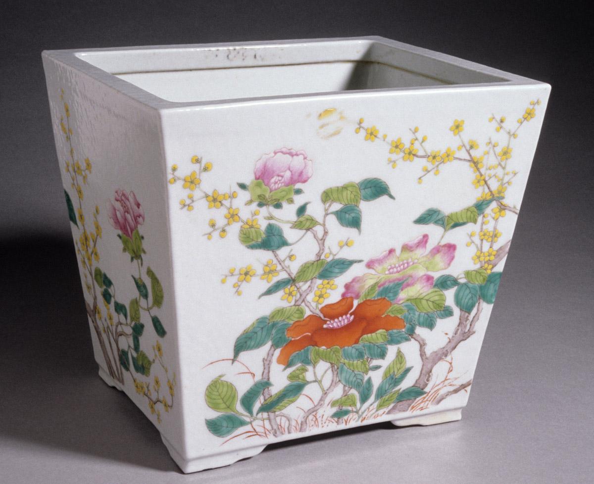 1961.0538 A Flower container, view 6