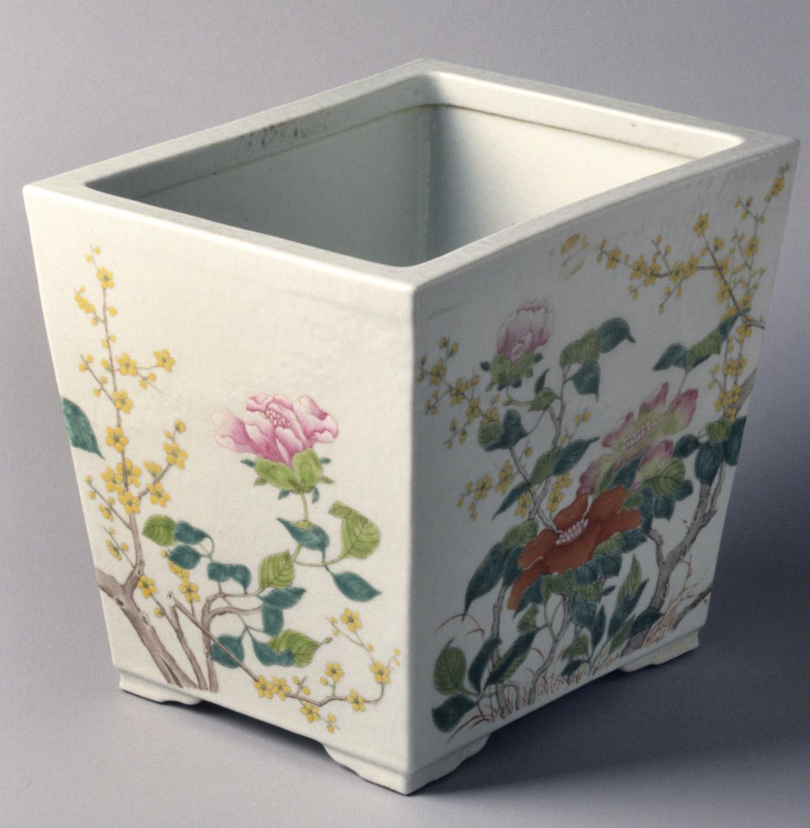 1961.0538 A Flower container, view 7