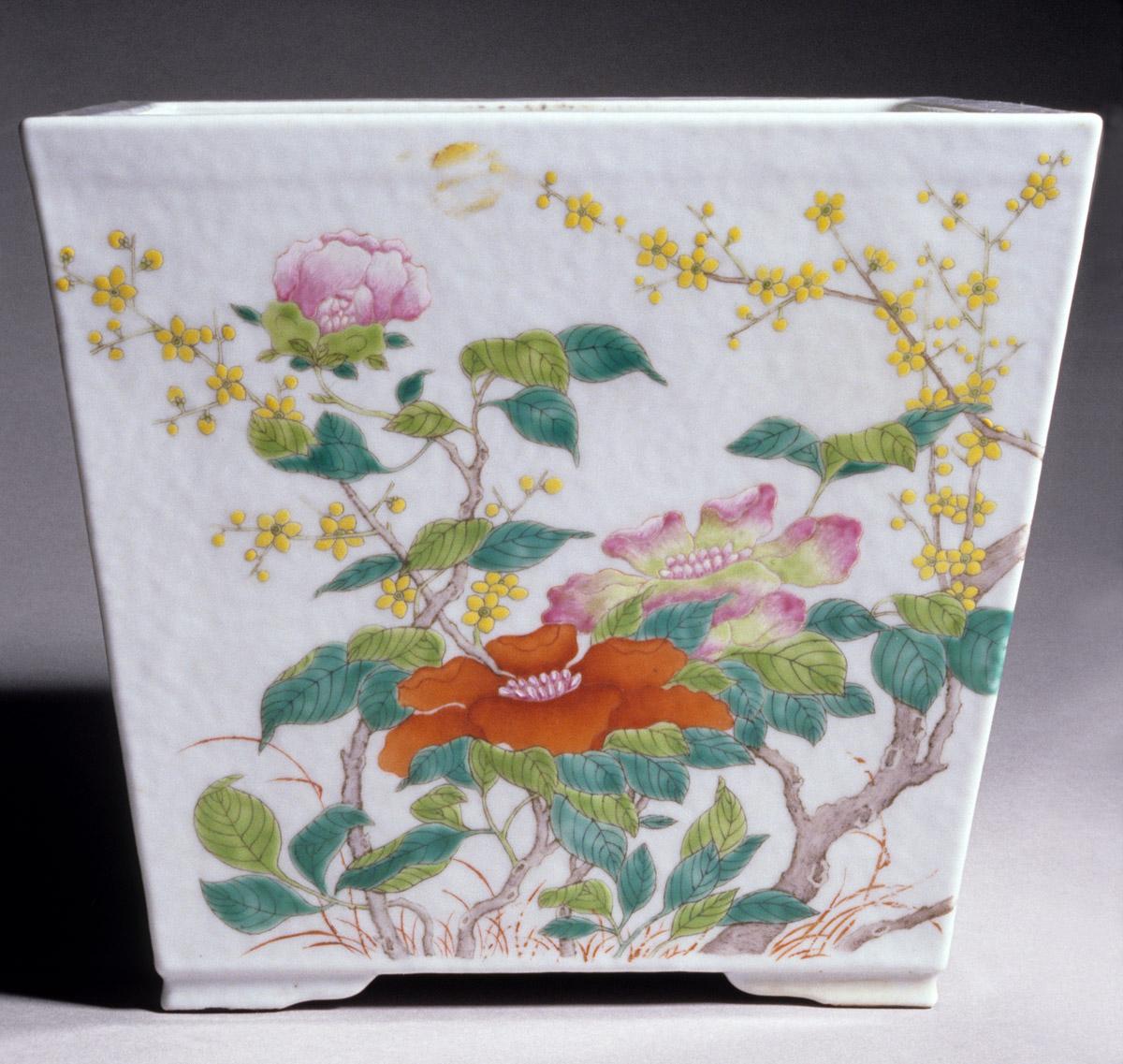 1961.0538 A Flower container, view 4