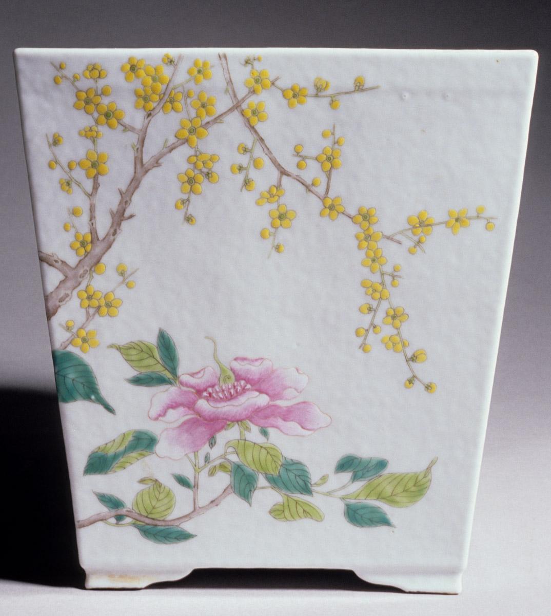 1961.0538 A Flower container, view 2