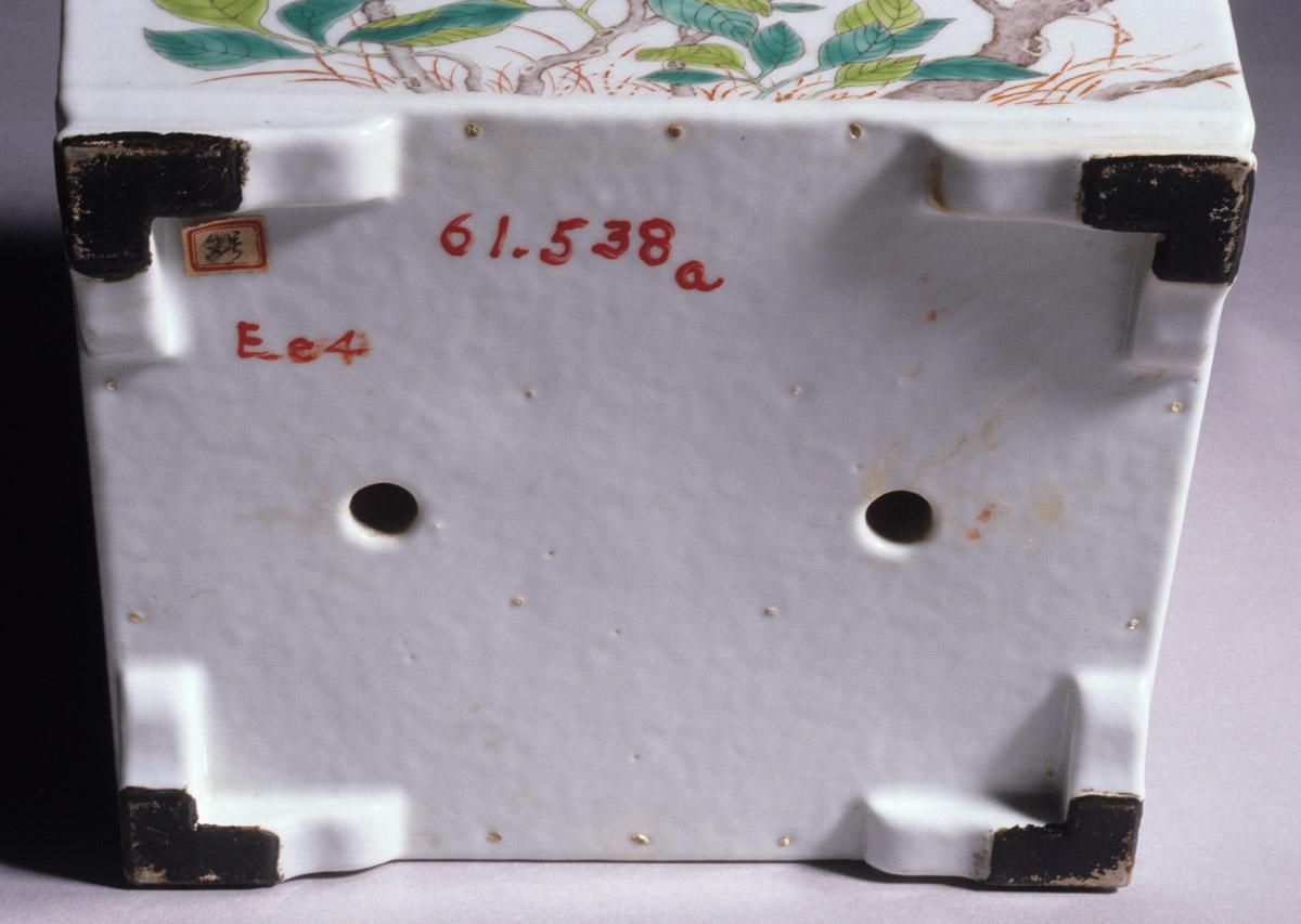 1961.0538 A Flower container, underside