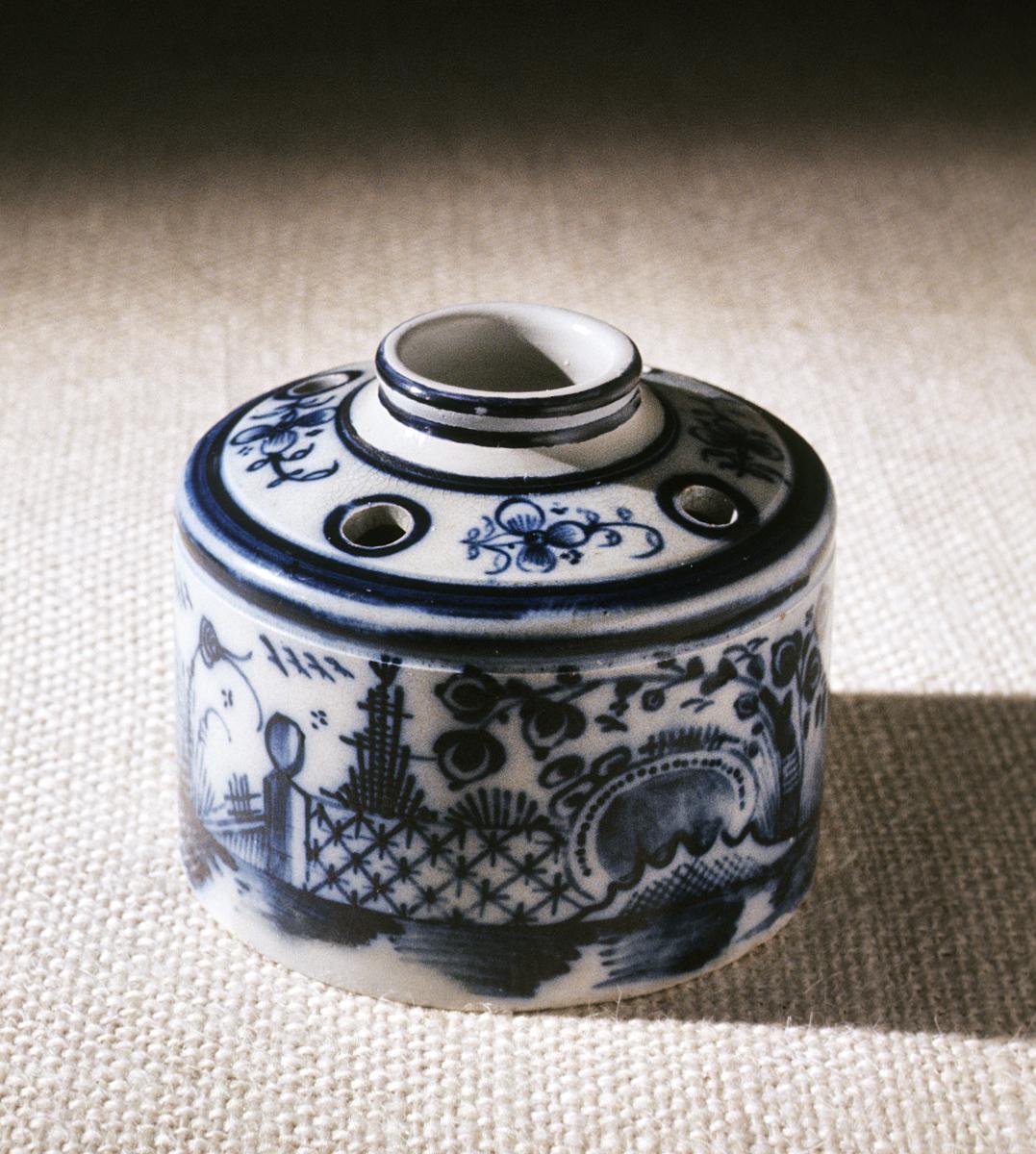 1961.0610 Pearlware inkwell (opposite)
