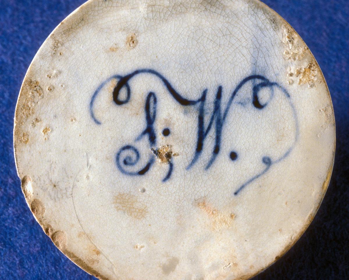 1961.0610 Inkwell, Underside Detail