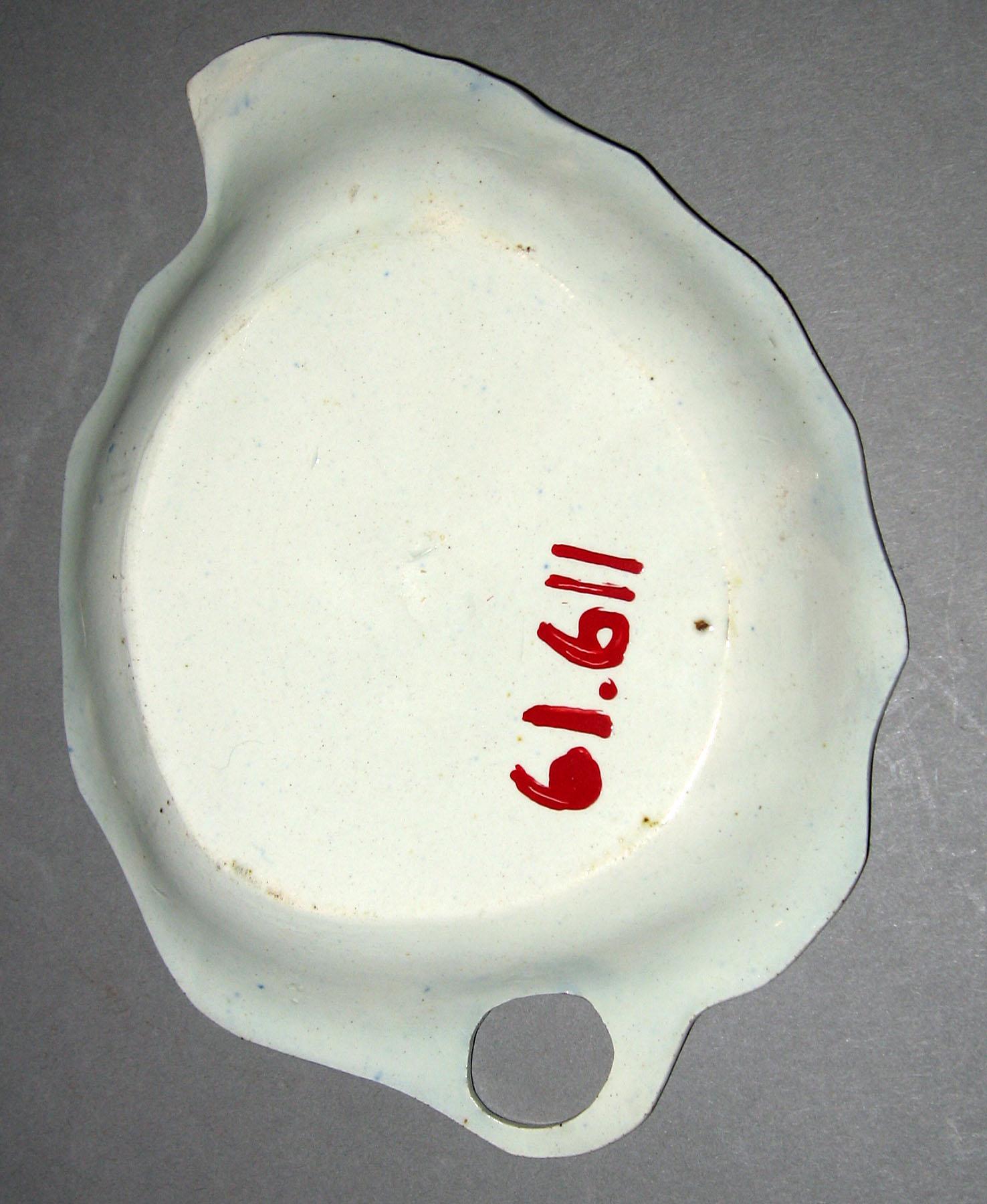 1961.0611 Pearlware dish (underside)