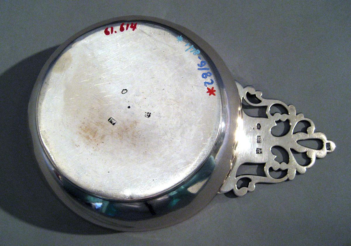 1961.0614 Silver Porringer underside