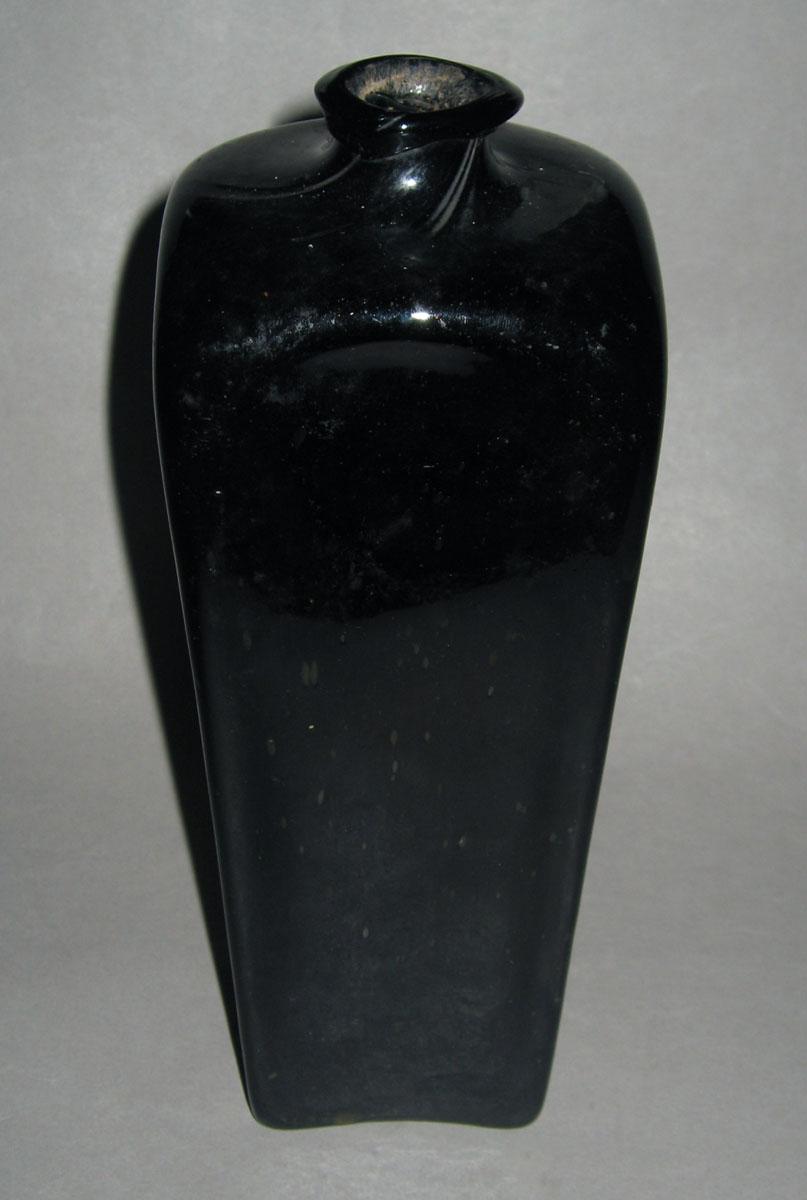 1961.0621.004 Glass case bottle