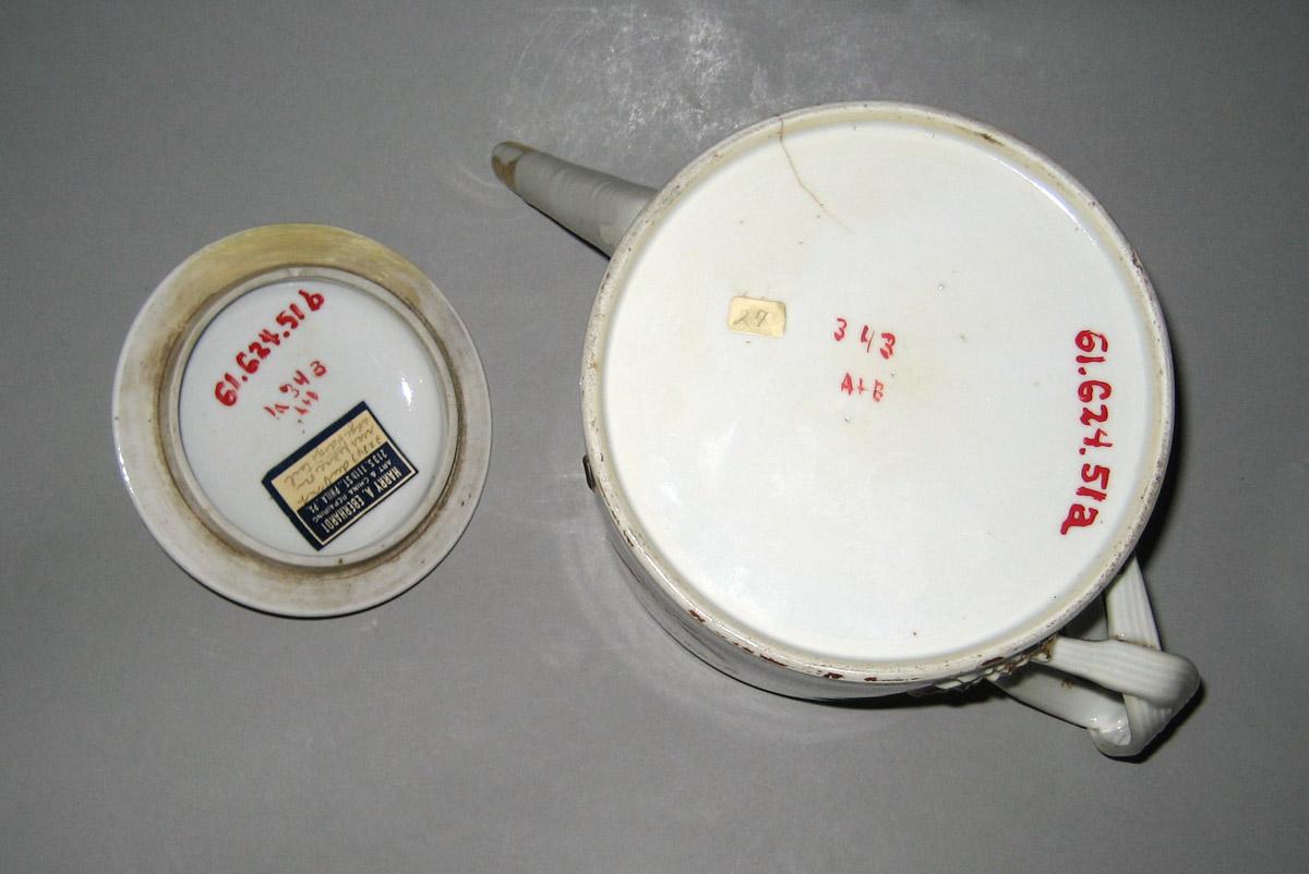 1961.0624.051 A, B Porcelain Teapot underside
