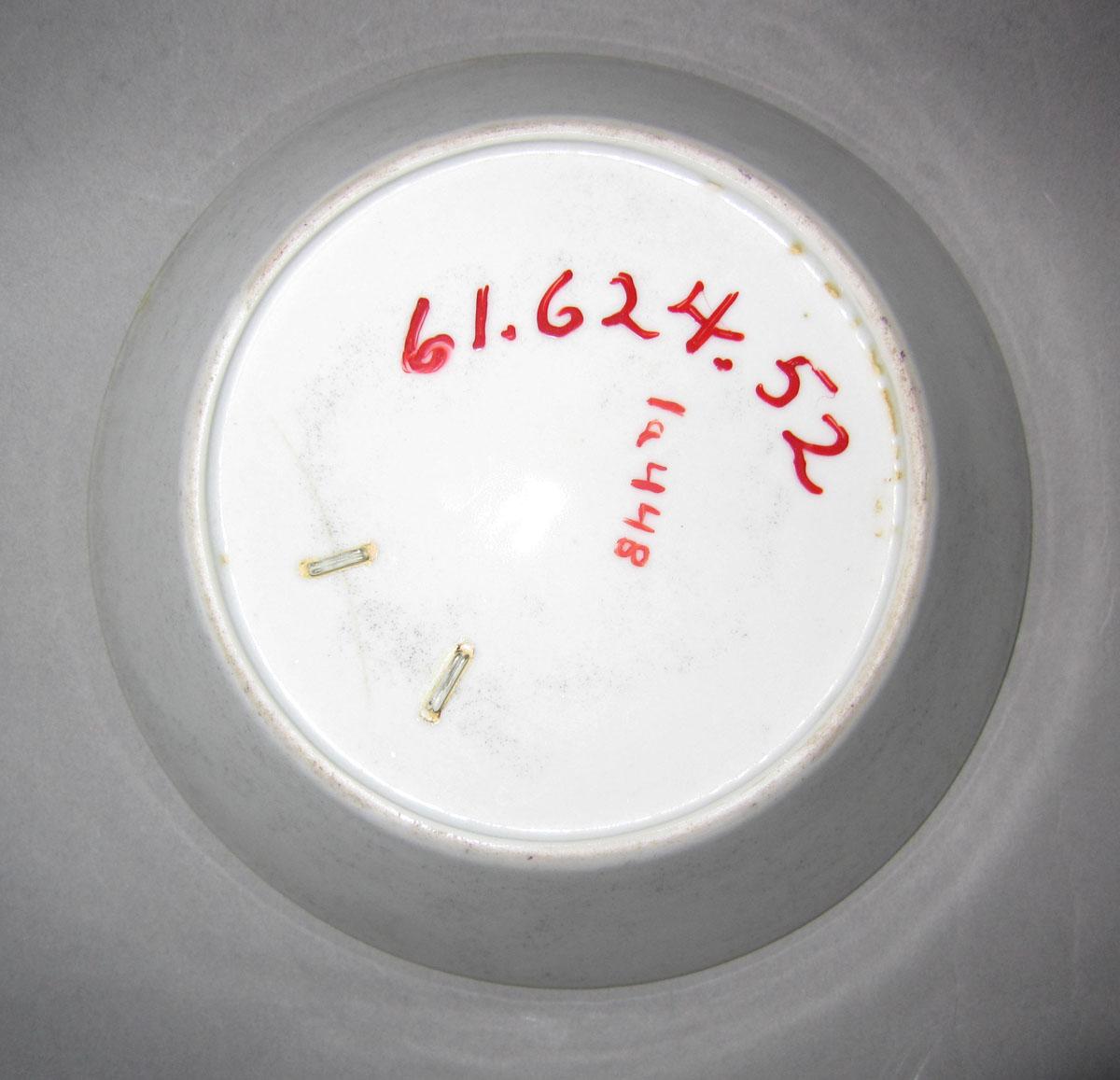 1961.0624.052 Porcelain saucer underside