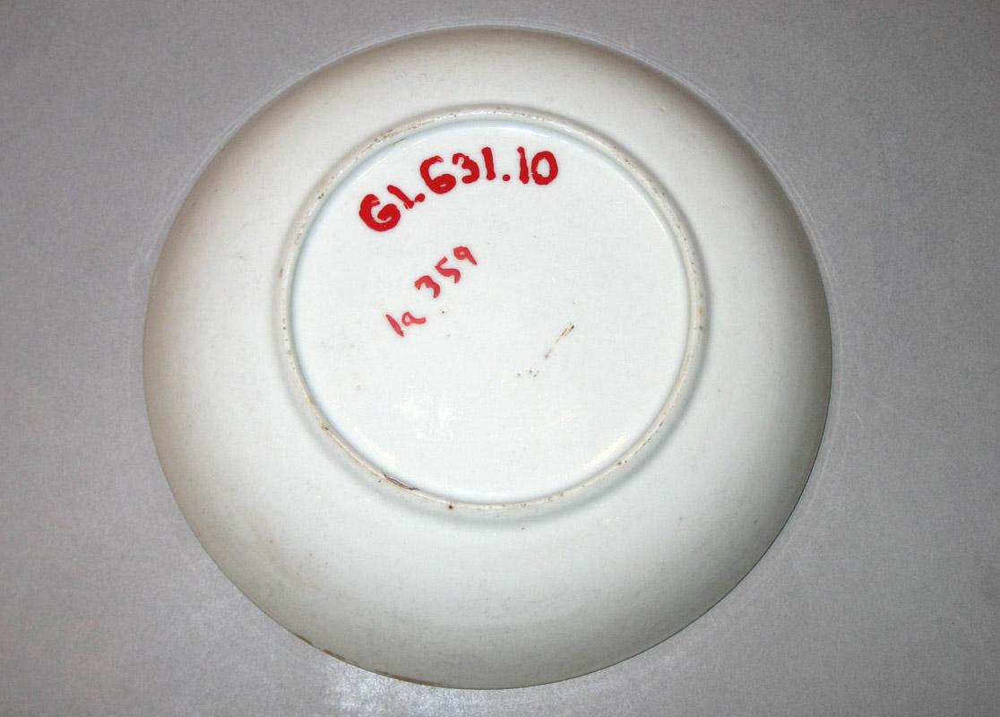 1961.0631.010 Saucer underside