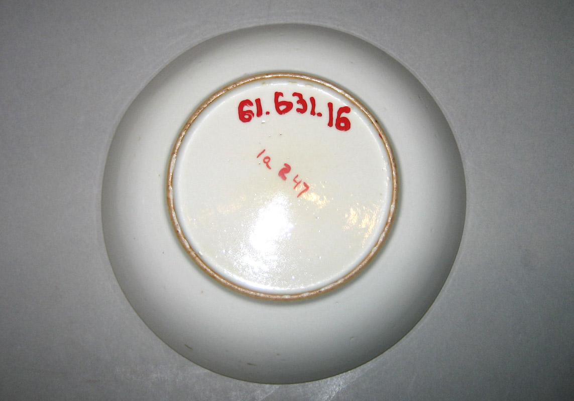 1961.0631.016 Saucer underside