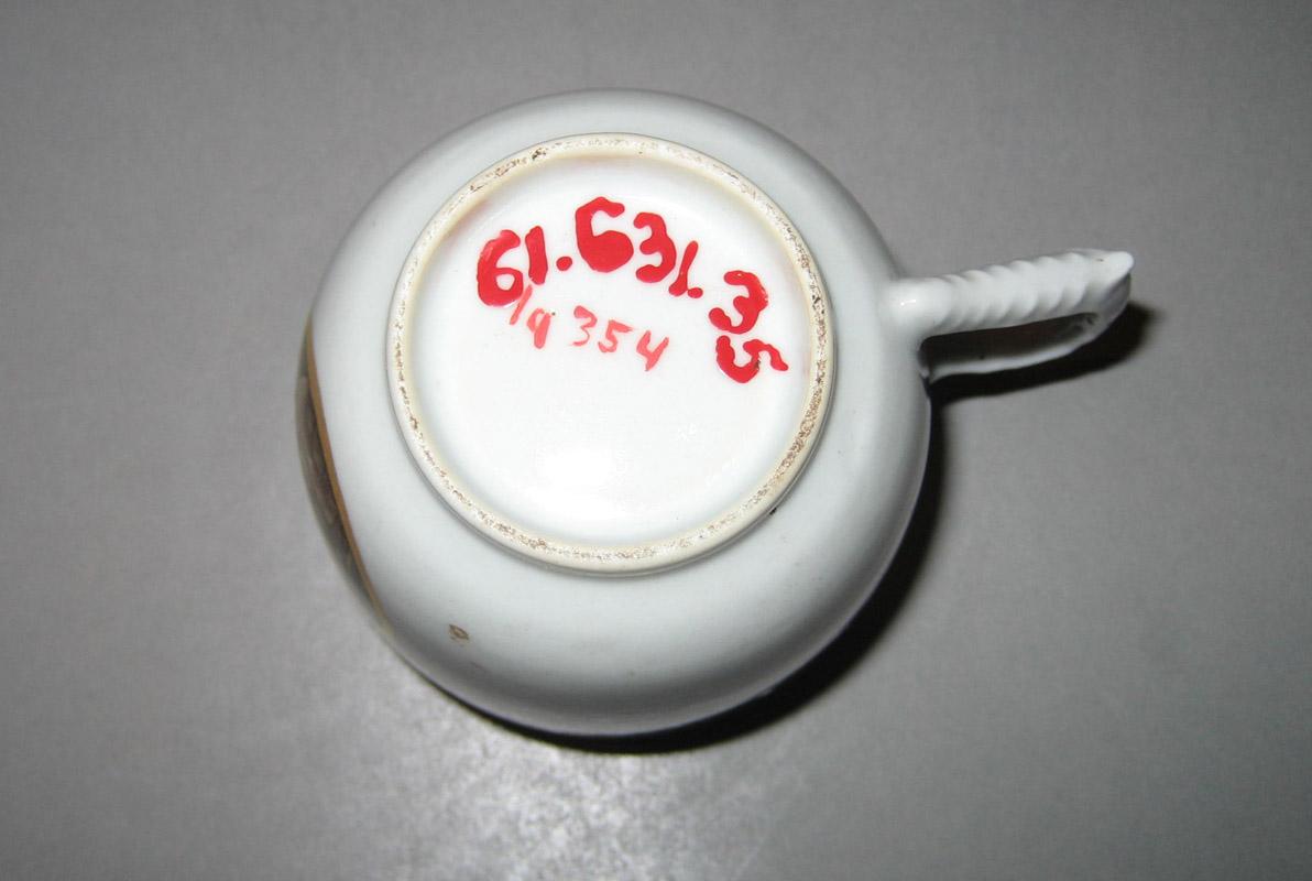 1961.0631.035 Coffee cup underside