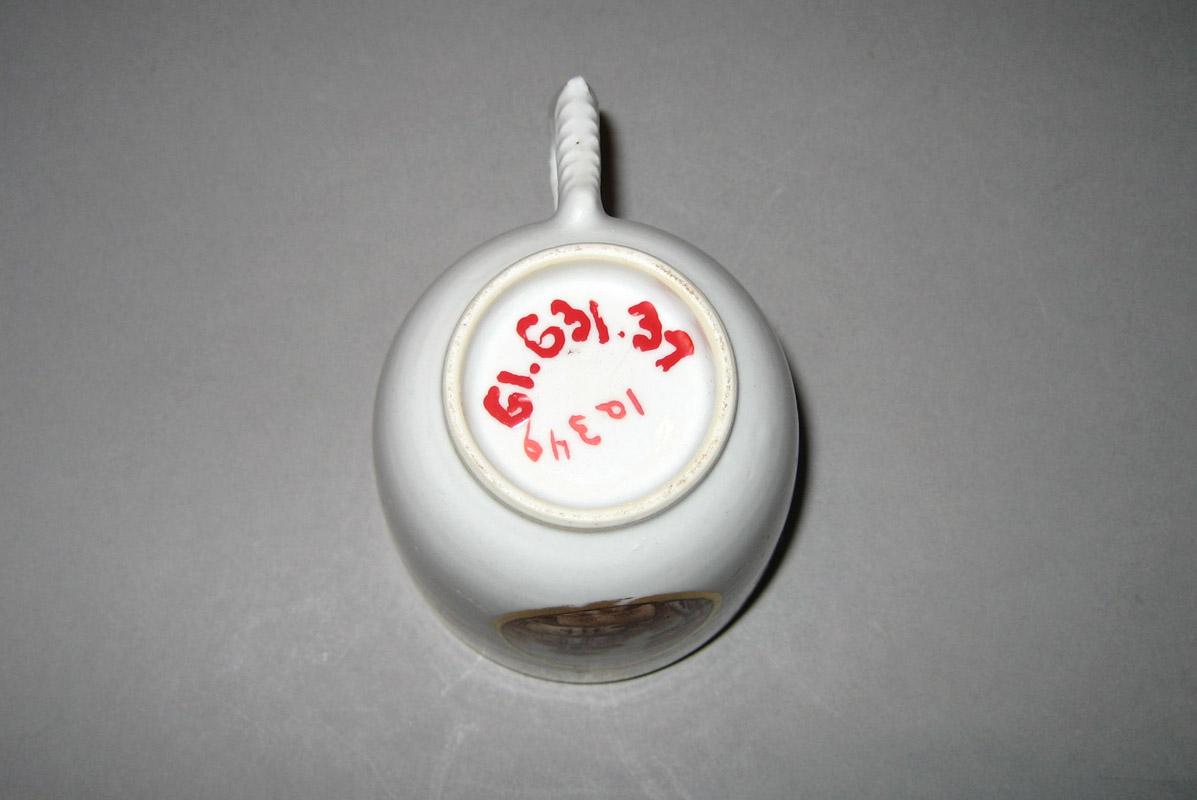 1961.0631.037 Coffee cup underside