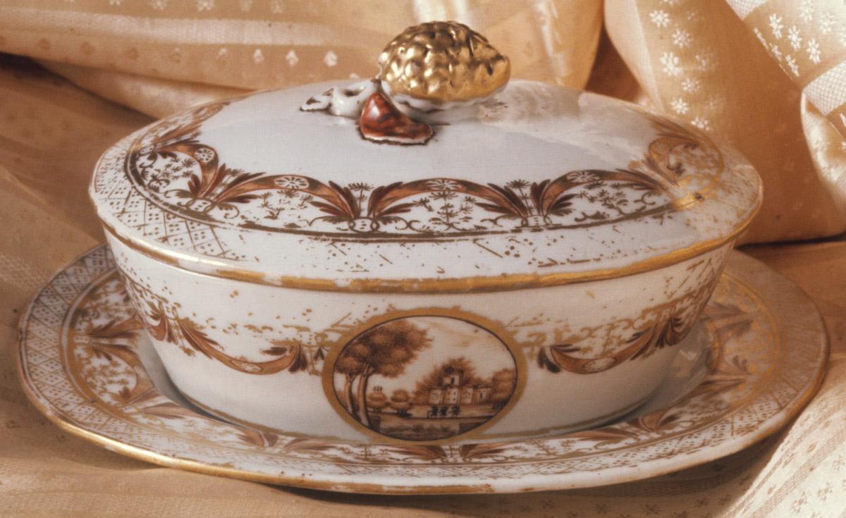 1961.0631.040 Stand, .041 A, B Tureen