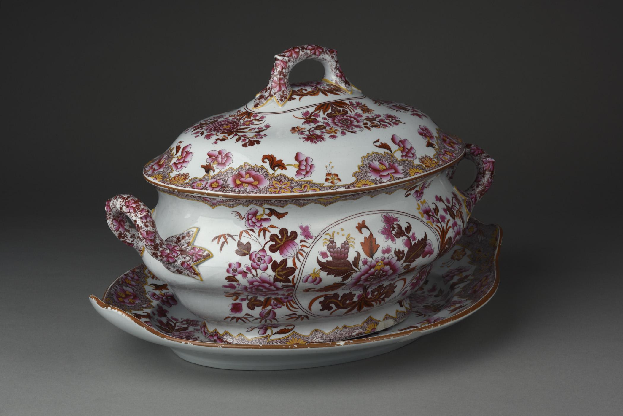 1961.0639.023 A Tureen, B Lid, 1961.0639.024 Tureen stand, view 2