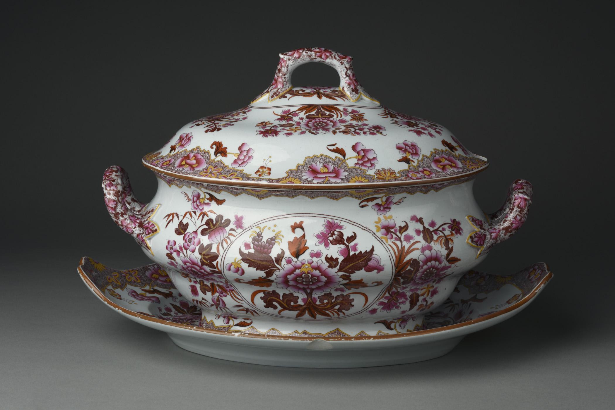 1961.0639.023 A Tureen, B Lid, 1961.0639.024 Tureen stand, view 1