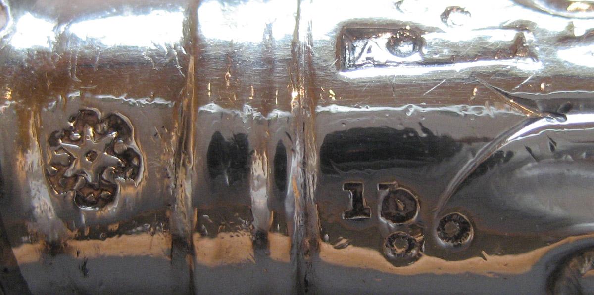 1961.0643.002 Knife marks
