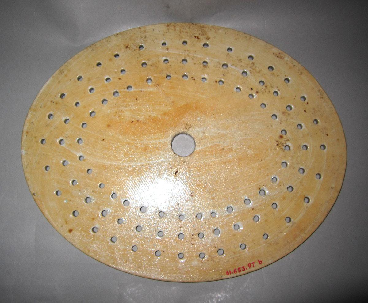 1961.0653.097 B Porcelain strainer underside