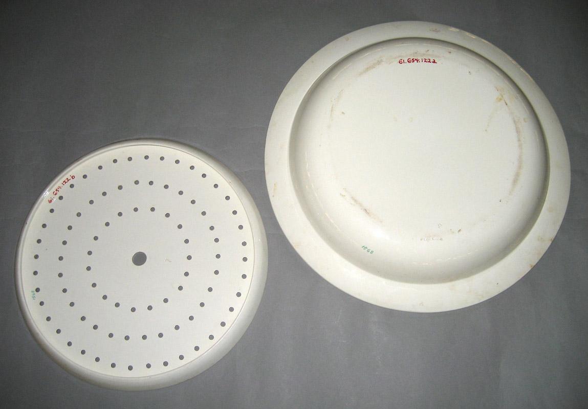 1961.0654.122 Dish separate underside