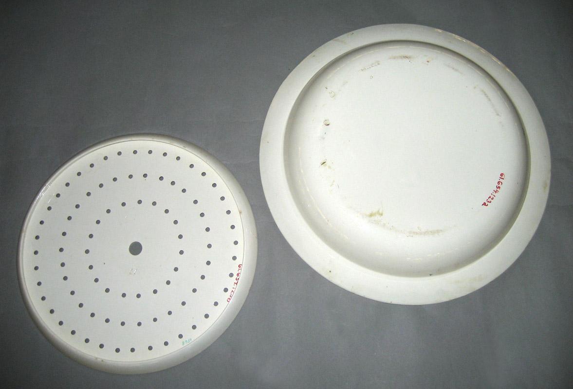 1961.0654.123 Dish separate underside