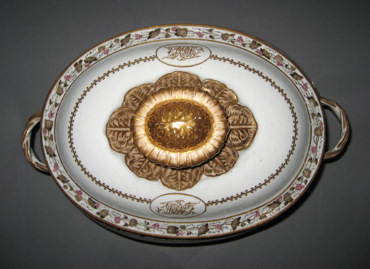 1961.0655.001 A, B Porcelain Tureen top view