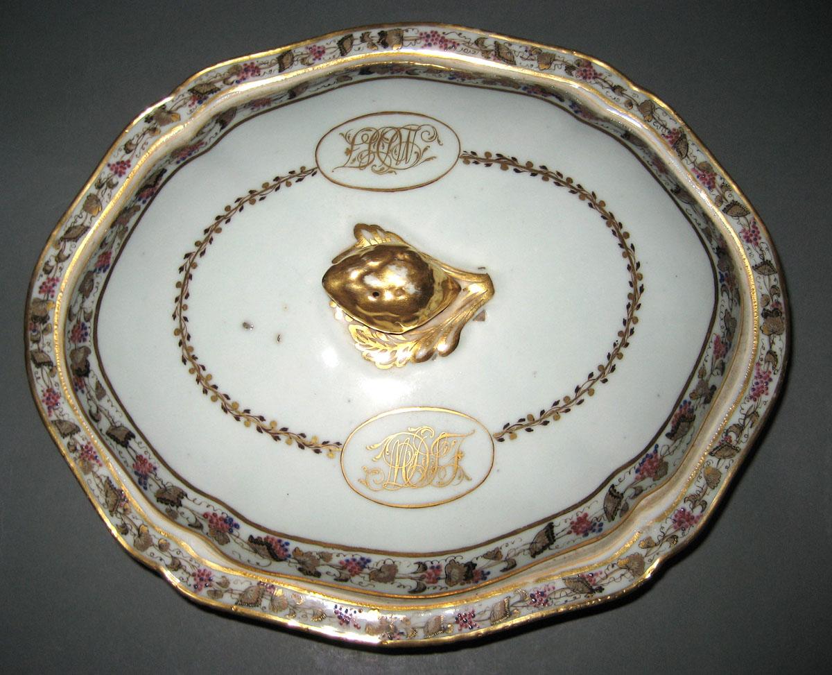1961.0655.002 A, B Porcelain Covered Dish top view