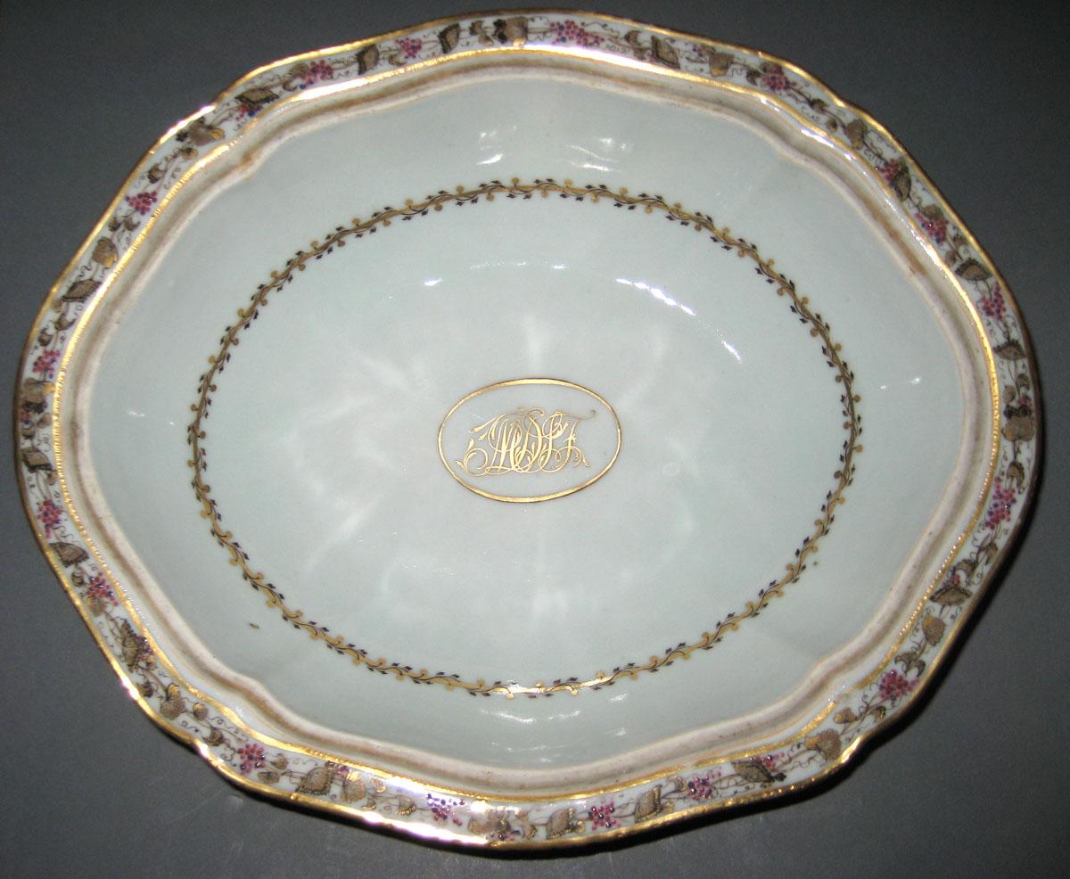 1961.0655.002 A, B Porcelain Covered Dish interior