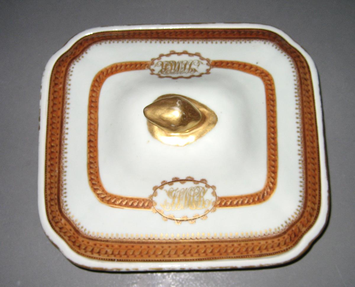 1961.0659.006 A, B Porcelain Dish and Cover top view