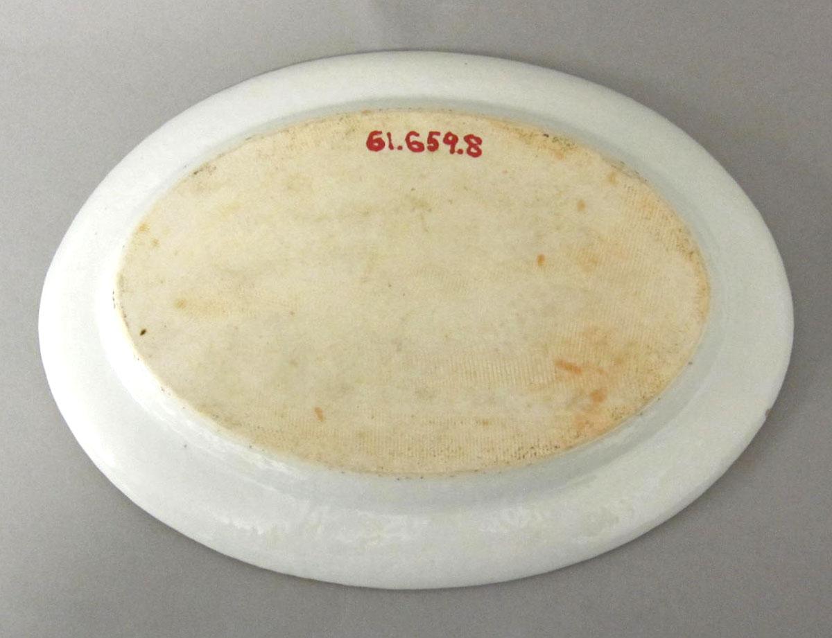 1961.0659.008 Porcelain platter underside