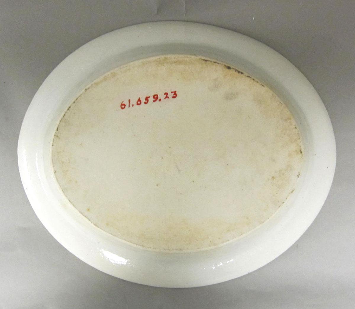1961.0659.023 Porcelain platter underside