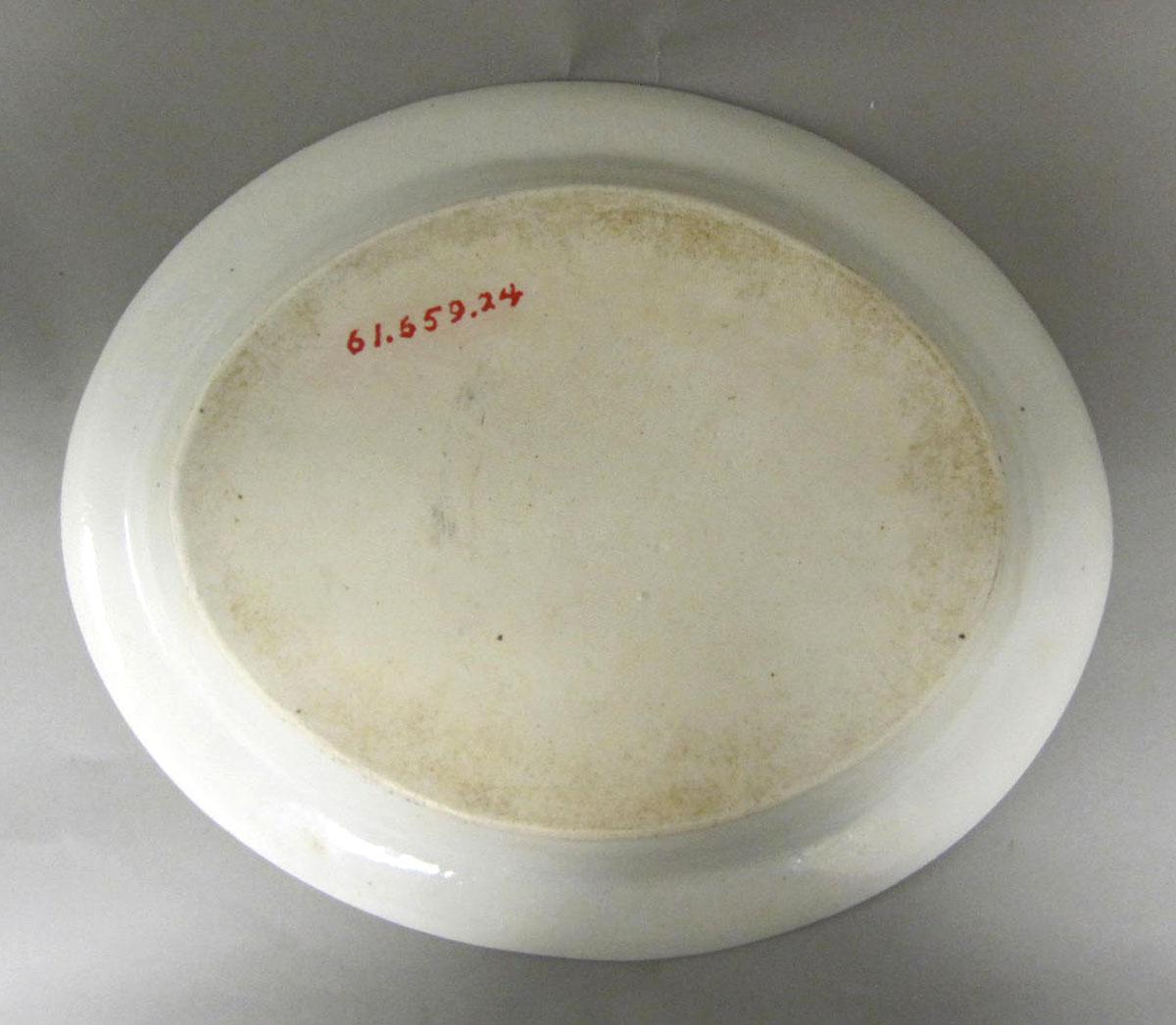 1961.0659.024 Porcelain platter underside