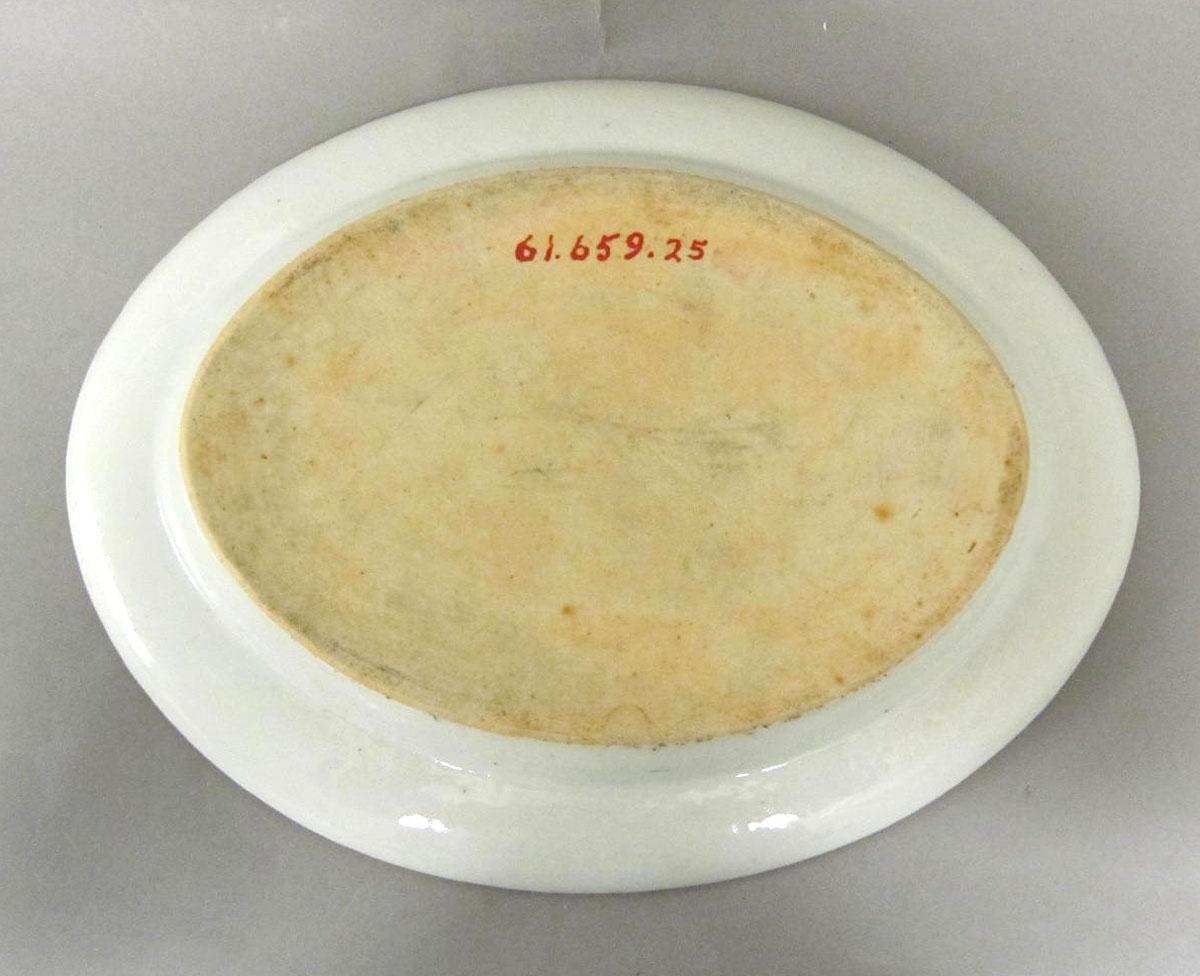 1961.0659.025 Porcelain platter underside