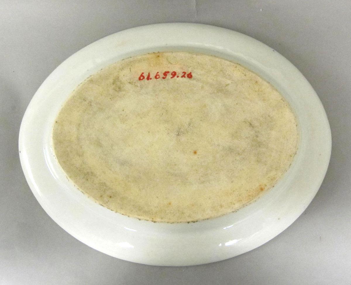 1961.0659.026 Porcelain platter underside