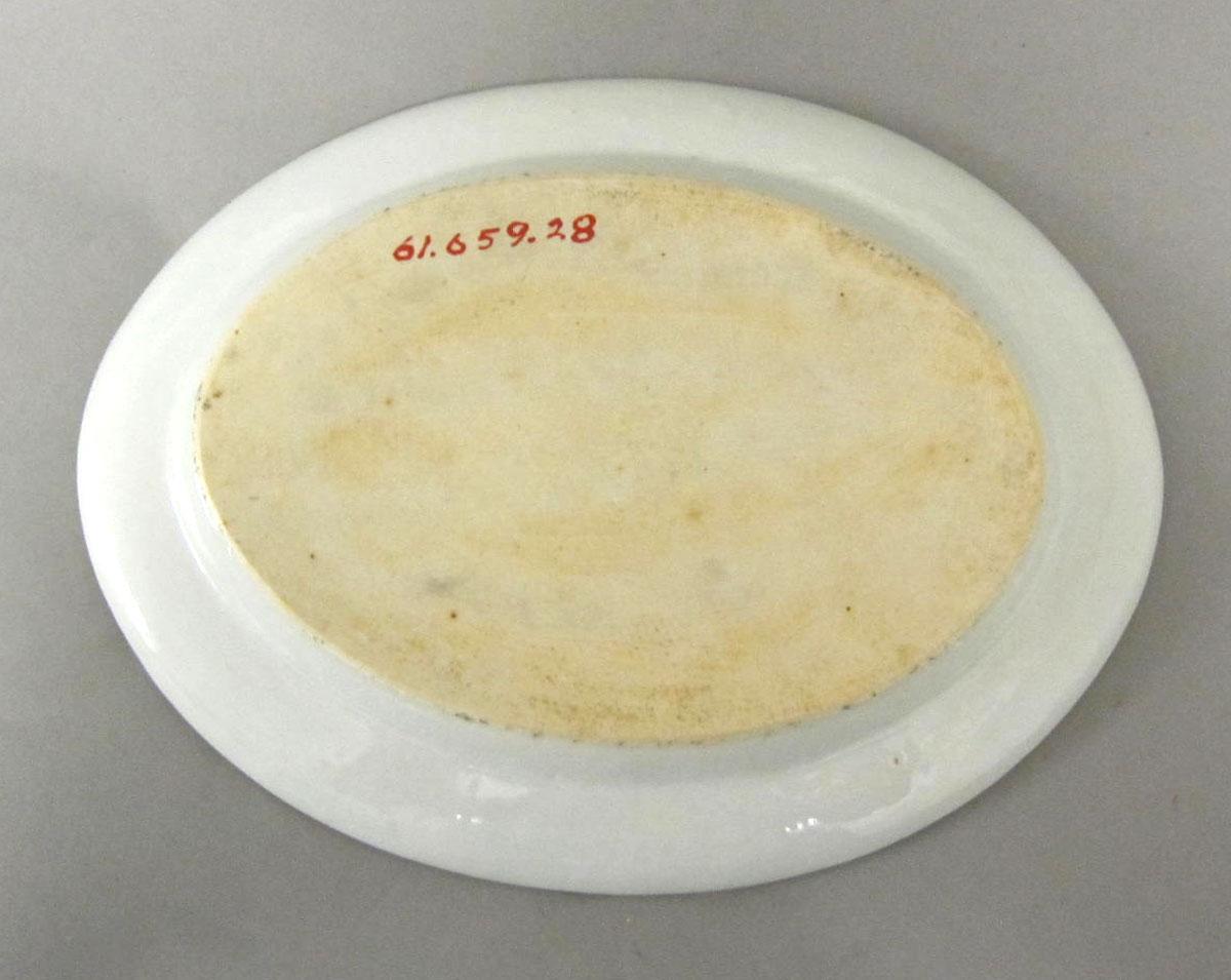 1961.0659.028 Porcelain platter underside