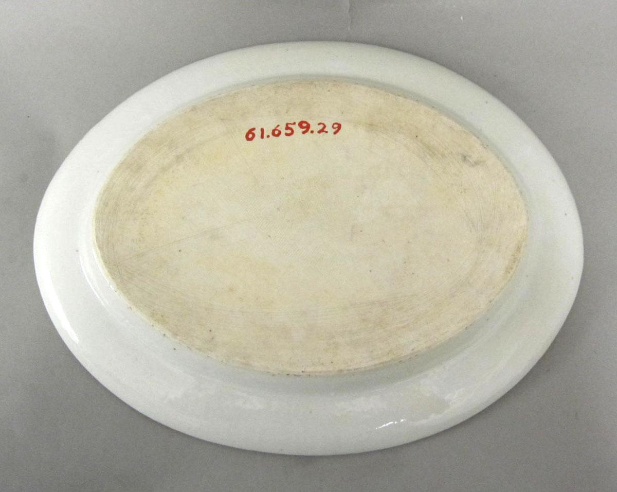 1961.0659.029 Porcelain platter underside