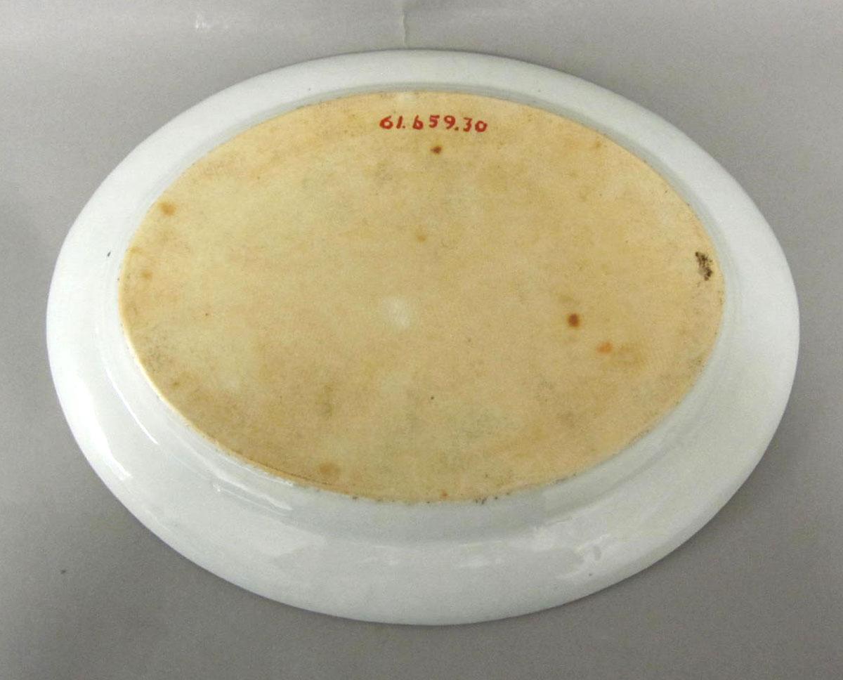 1961.0659.030 Porcelain platter underside