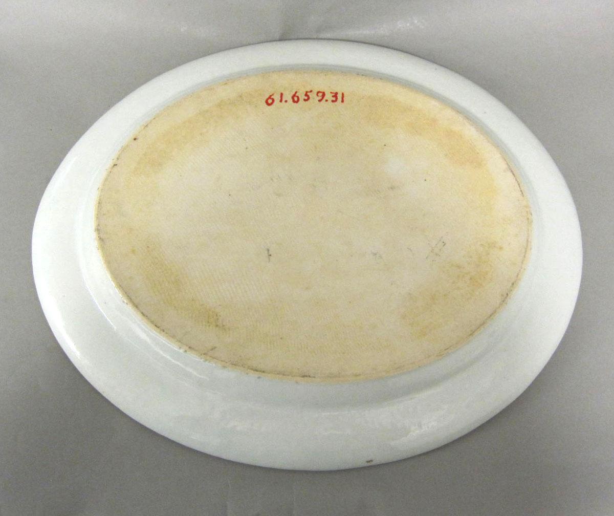 1961.0659.031 Porcelain platter underside