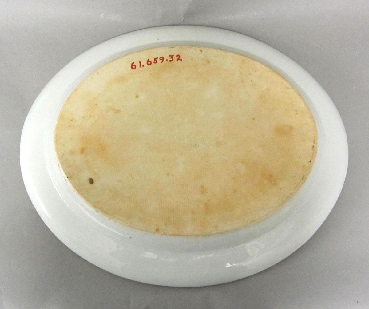 1961.0659.032 Porcelain platter underside