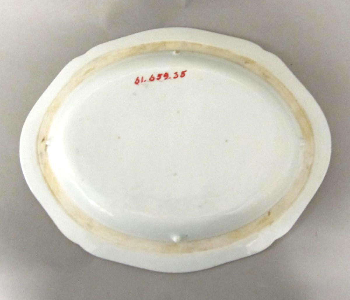 1961.0659.035 Porcelain dish underside