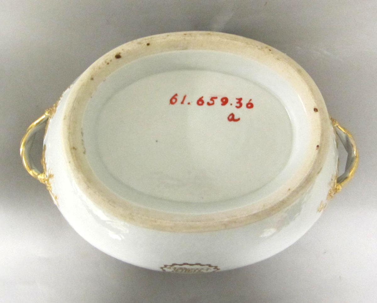 1961.0659.036 A Porcelain tureen underside