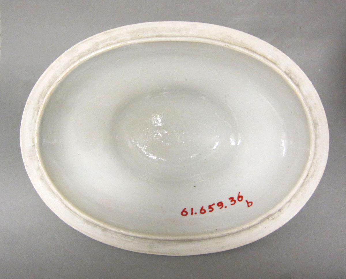 1961.0659.036 B Porcelain tureen underside