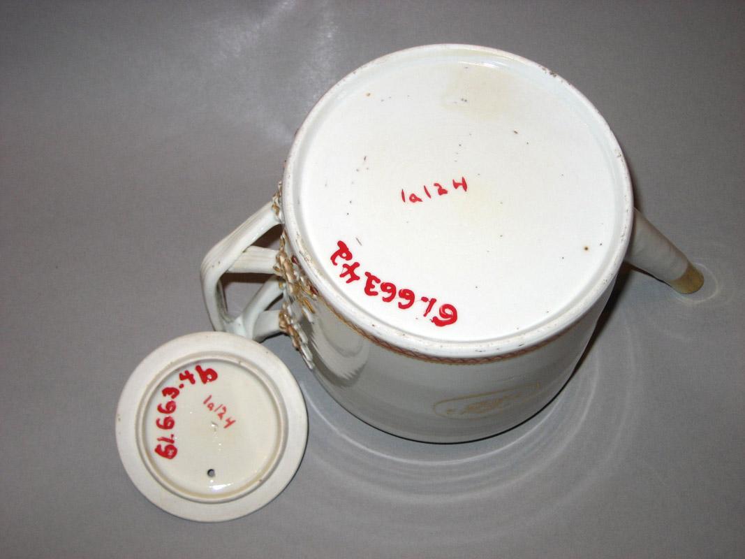 1961.0663.004 Teapot underside