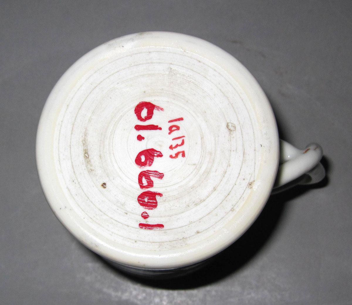 1961.0666.001 Porcelain mug underside