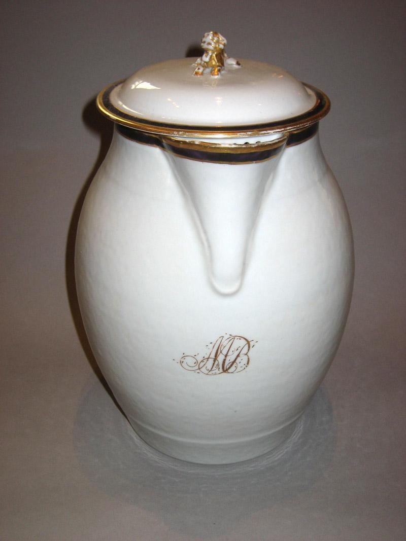 1961.0669.001 Porcelain Jug front